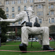 Ilustración para el artículo titulado Hungría homenajea la foto más icónica de la Guerra Civil Española con esta escultura horrorosa